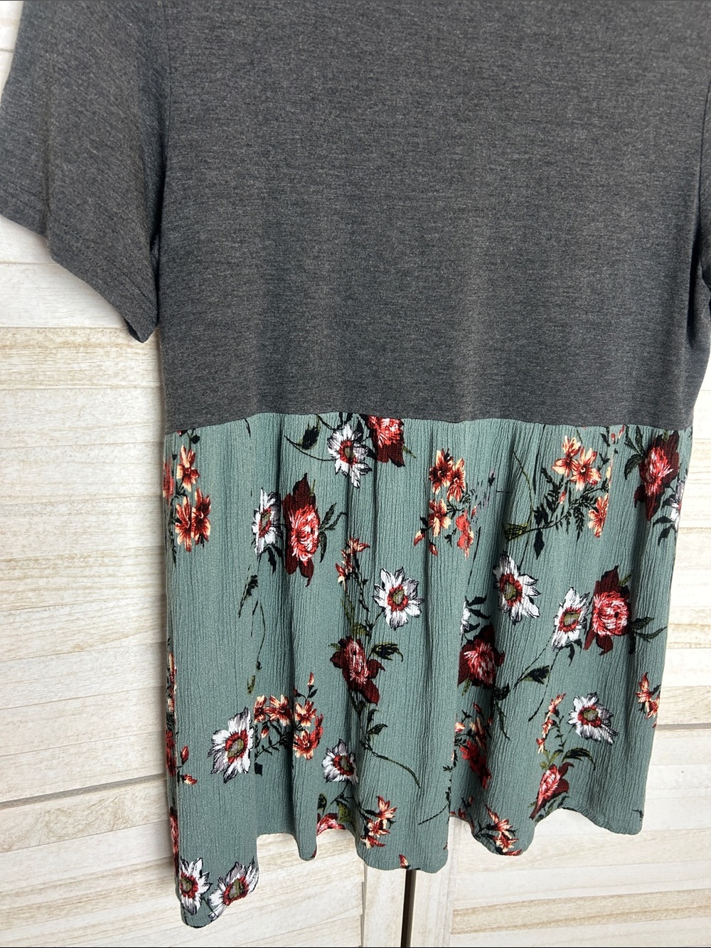 Latched Mama Short Sleeved Nursing Top. Size Medium - Picture 8 of 8